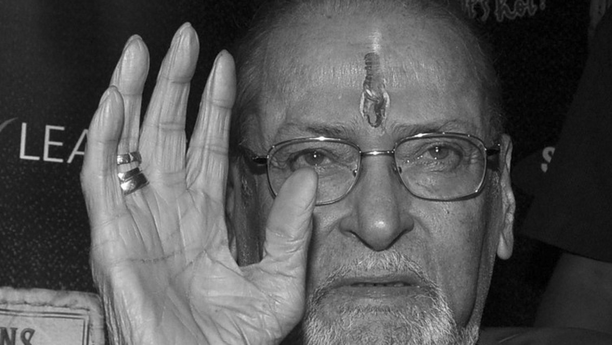 Shammi Kapoor, który zagrał w ponad stu filmach w Bombaju w wieku 79 lat. Oficjalna przyczyna śmierci nie została podana, wiadomo jednak, że aktor od kilku lat zmagał się z chorobą nerek, a na tydzień przed śmiercią trafił do szpitala.