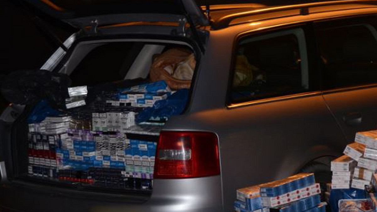 Policjanci z Gliwic zatrzymali 18-latka z Rybnika, który przewoził w swoim samochodzie 5 tys. nielegalnych papierosów o rynkowej wartości ponad 80 tys. złotych. Zatrzymanemu grozi teraz kara nawet trzech lat więzienia.
