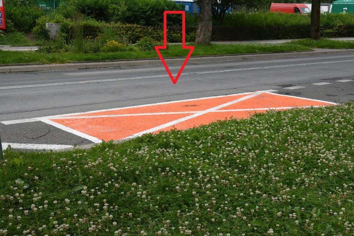 Nowe miejsca parkingowe w Polsce. Dla kogo są pomarańczowe koperty?