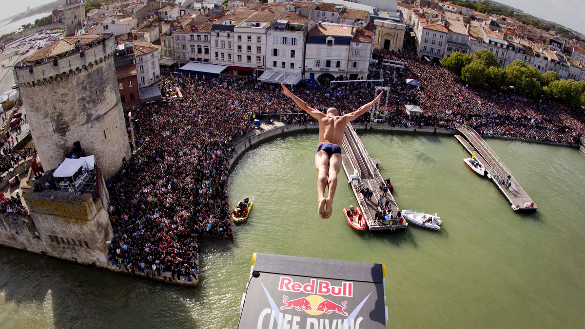 70 000 widzów, wiatr dochodzący do 60 km/h oraz 12 zacięcie rywalizujących zawodników - czwarty przystanek Światowej Serii Red Bull Cliff Diving w La Rochelle zapewnił naprawdę sporo atrakcji. 18 czerwca Gary Hunt (Wielka Brytania) stanął na czele dwunastki high diverów, którzy walczyli z trudnymi warunkami panującymi tego sobotniego wieczora.