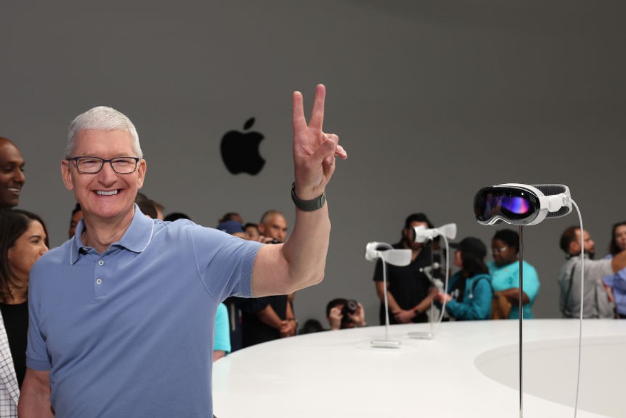 Tim Cook, CEO Apple, podczas prezentacji zestawu Apple Vision Pro