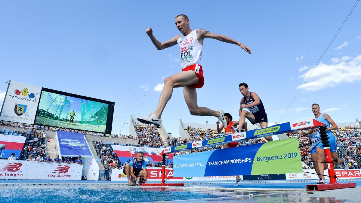 Polak Krystian Zalewski (C) w biegu na 3000 m z przeszkodami podczas drużynowych mistrzostwa Europy w lekkiej atletyce