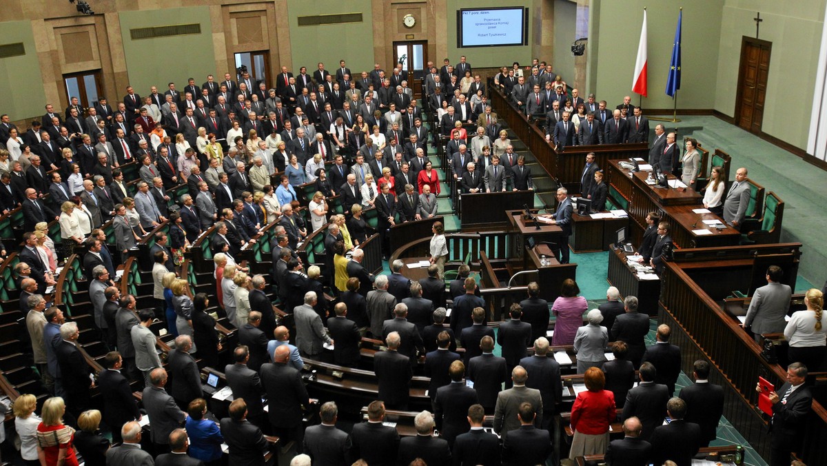 PO, PiS, RP i PSL opowiedziały się we wtorek w Sejmie za projektem doprecyzowującym przepisy o postępowaniu instytucji i osób w sprawach nieletnich, w tym dotyczące obserwacji psychiatrycznej i pobytu w policyjnej izbie dziecka. Klub SP nie podjął jeszcze decyzji.