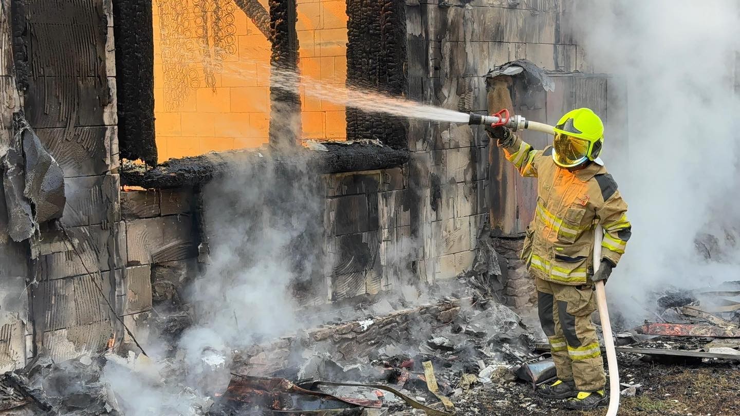 Hasiči zasahujú pri požiari rekreačných chát v Spišskej Novej Vsi.