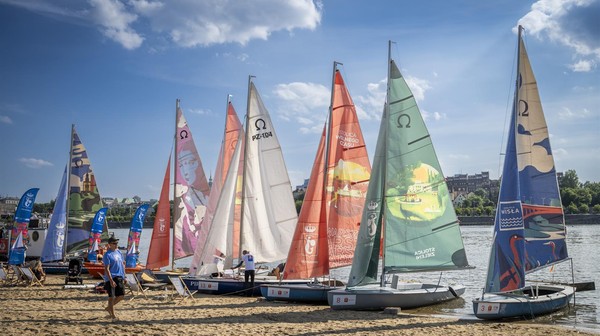 Na Plaży Rusałka na praskim brzegu Wisły, gdzie mieściła się baza zawodów, odbyły się szkolenia na żaglówkach klasy Optimist