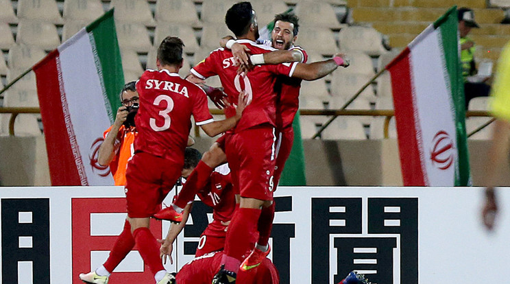 Omar el-Szomah (háttal 9-es mezben) szerezte az irániak ellen a pótselejtezőt érő gólt /Fotó: Fifapont.com