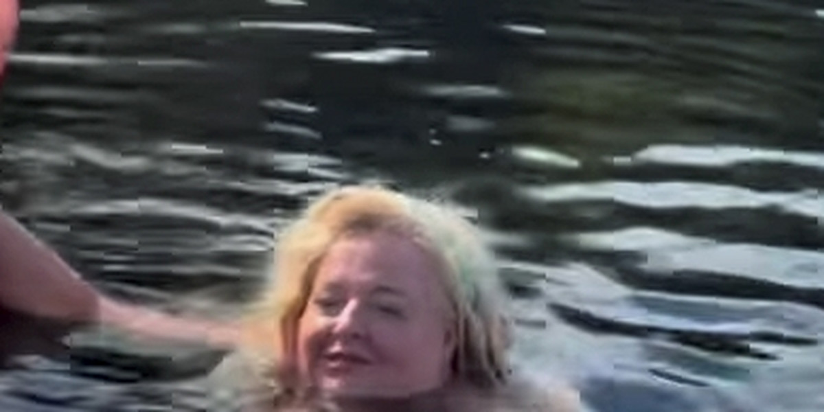 Magda Gessler w jeziorze.