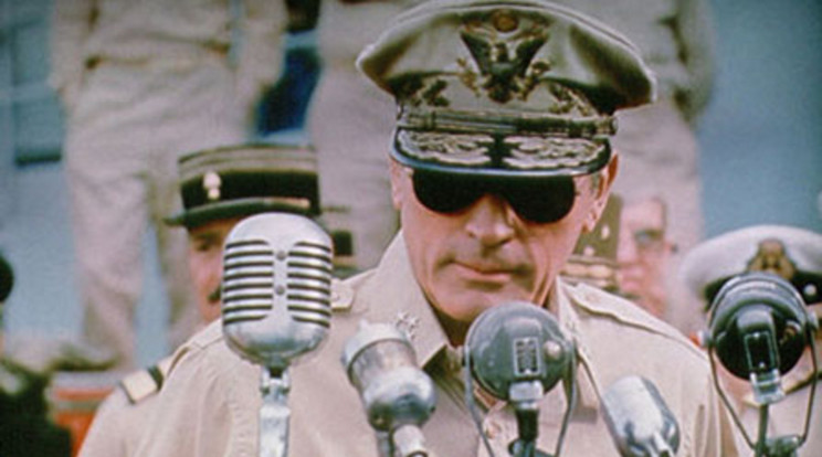 MacArthur tábornok (Gregory Peck) beváltotta ígéretét, és visszatért a Fülöp-szigetekre (Fotó: RAS-archív)