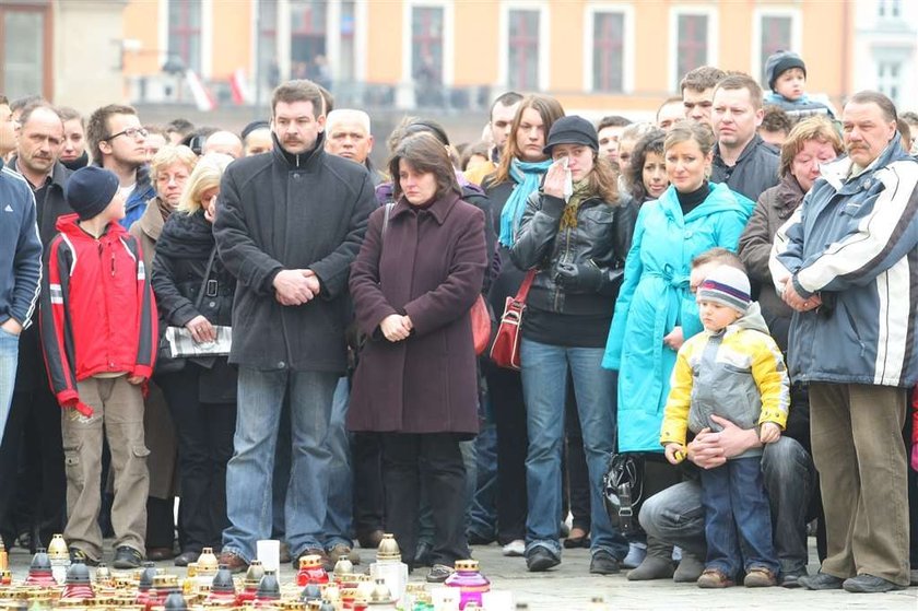 dwie minuty ciszy, żałoba, Lech Kaczyński, katastrofa, śmierć prezydenta, Smoleńsk, Katyń