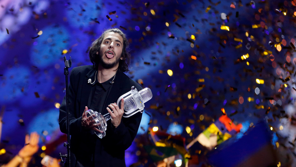 Salvador Sobral, który w ubiegłym roku podbił serca eurowizyjnej publiczności, zwyciężając konkurs z piosenką "Amar pelos dois", mocno skrytykował typowaną do tegorocznego podium Nettę Barzilaj z Izraela. "To jest straszna piosenka" - powiedział w wywiadzie.