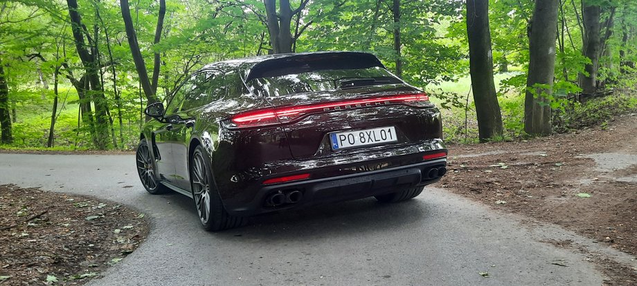 Porsche Panamera 4 E-Hybrid - choć do dyspozycji są 462 KM, to masa hybrydowej wzrosła o około 300 kg w porównaniu ze zwykłym modelem. Większość tych kilogramów, w postaci baterii, jest z tyłu auta.