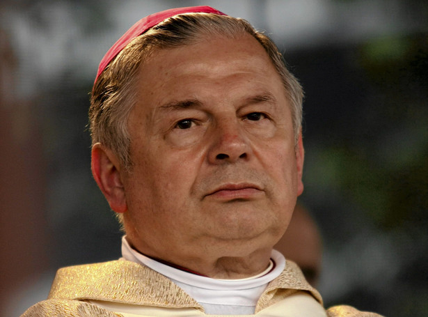 Biskup pobłogosławił pątników krzyżem zdjętym w radomskiej komendzie