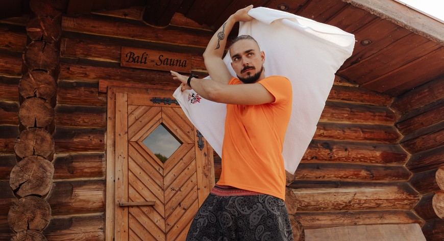 Jakub Jakonis, utytułowany saunamistrz Aquaparku Wrocław, wystąpi ze swoim seansem show Red Cross, który przyniósł mu zwycięstwo w niedawnych zawodach Sauna Cup 2026.