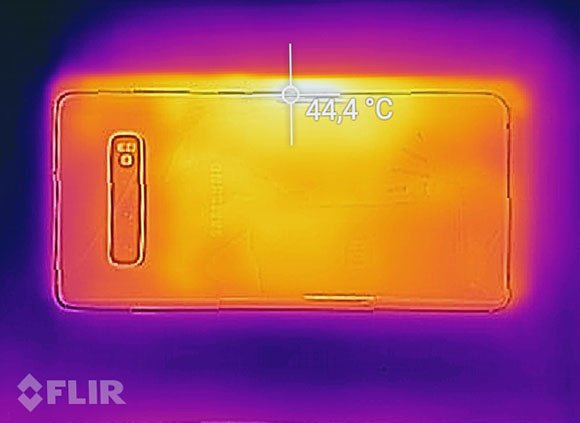 Tak wygląda świat, a dokładniej smartfon, widziany oczami kamery FLIR. 