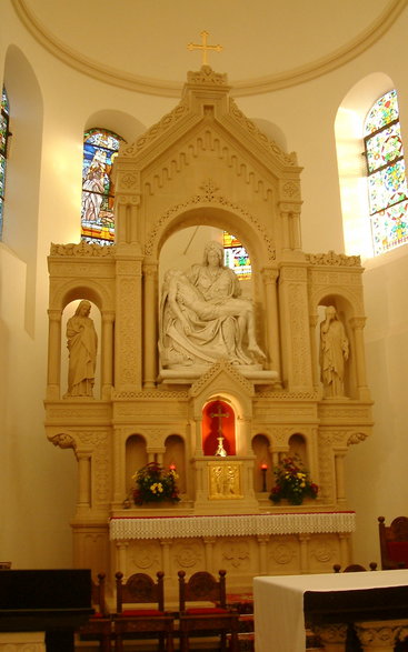 Ołtarz główny w kościele Matki Boskiej Bolesnej | Fot. Radomil talk/Wikipedia