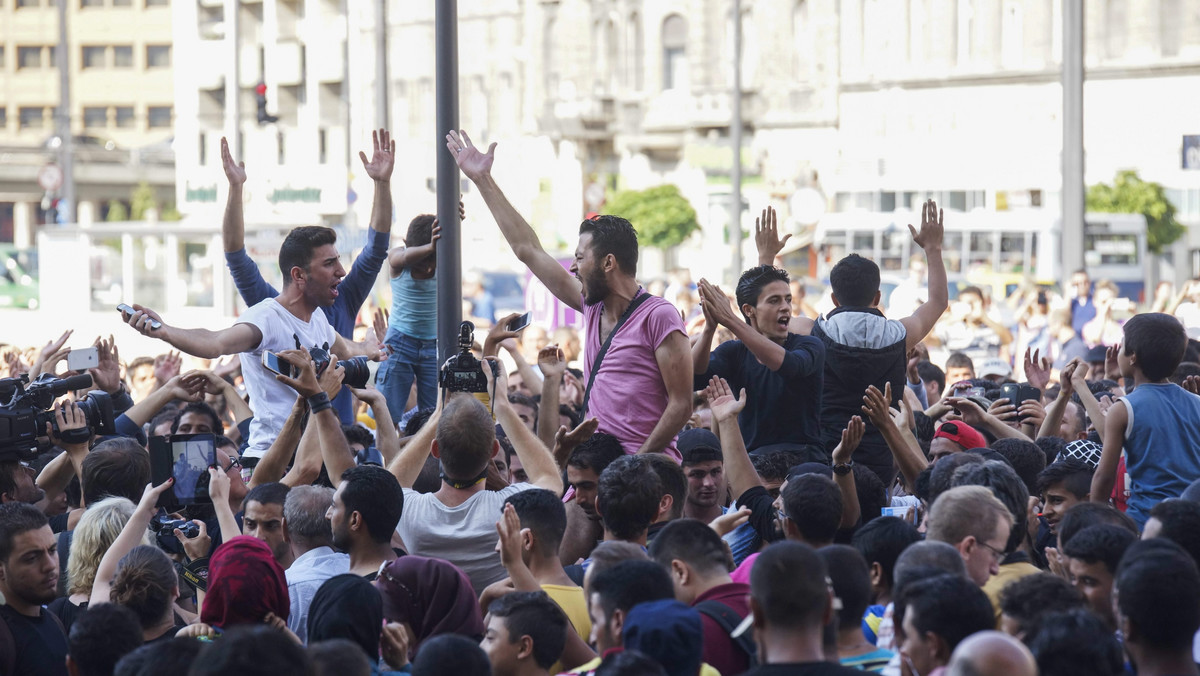 Państwo Islamskie pali ludzi żywcem, porywa i gwałci małe dziewczynki, więc jeśli uchodźcy z Syrii czy Iraku mówią, że się boją, to mówią prawdę. Europa powinna ich wpuścić i pozwolić im pracować ze względów moralnych i gospodarczych - pisze "Economist".