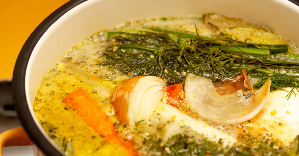 Smażona cukinia w sosie jogurtowym: propozycja dania nie tylko na lunch lub kolację, ale również na śniadanie