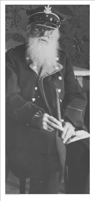 Karol Humowiecki - weteran powstania z 1863 roku. Fotografia sytuacyjna w mundurze.