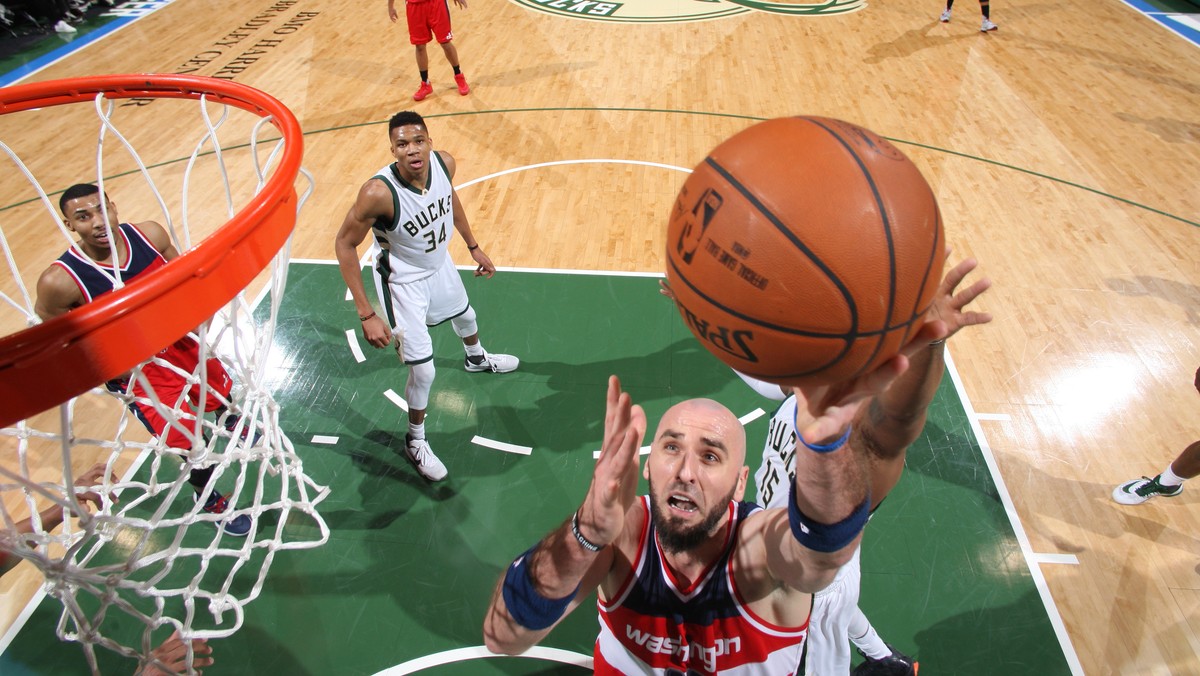 W ostatnim ligowym pojedynku przed przerwą w rozgrywkach związaną z Meczem Gwiazd ekipa Washington Wizards przegrała z Milwaukee Bucks 92:99. Marcin Gortat zdobył 14 punktów i 10 zbiórek notując 27. double-double w sezonie.