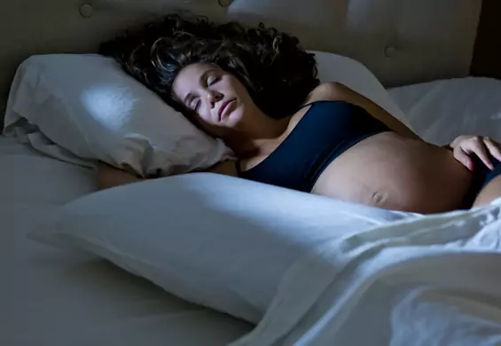 W ciąży trzeba spać na lewym boku: prawda czy mit? Lekarz rozwiewa wątpliwości