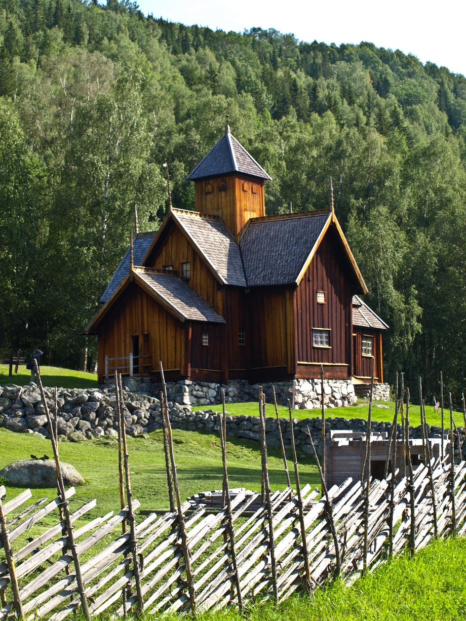 Norwegia pokazuje potęgę natury. Niezwykły kraj fiordów otoczonych wysokimi górami i lodowcami