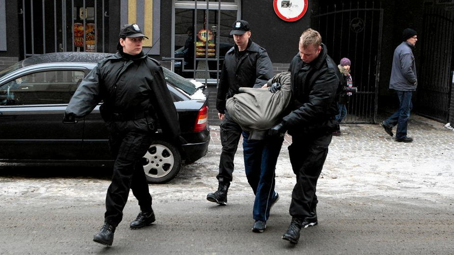 Luty 2010 r., poznańska policja doprowadza jednego z kiboli podejrzanych o udział w gangu "Olafa". To w tej sprawie lider pseudokibiców powinien odsiadywać wyrok