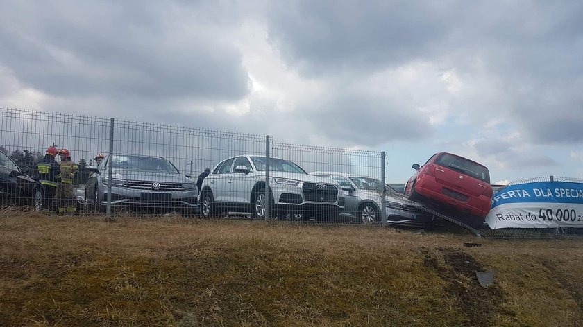 O krok od tragedii pod Krakowem. Zasłabł za kierownicą i wjechał na parking