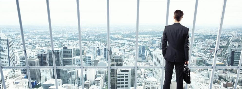 Pytanie niezależne od stanowiska: <br /> <em><strong>„Proszę wymienić ulice, które znajdują się niedaleko siedziby Pana/Pani byłego pracodawcy”</strong></em>Tego rodzaju pytanie może być dobrym testem na pamięć. W zależności od odpowiedzi można zweryfikować także to, jaką wagę kandydat przywiązuje do szczegółów.