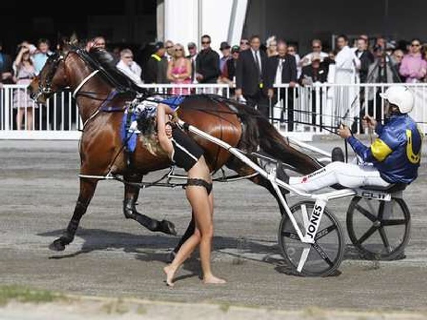 Naga kobieta wybiegła na tor