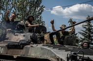Ukraińscy żołnierze jadą bojowym wozem piechoty BMP-1 w pobliżu miasta Bachmut na linii frontu.