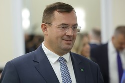 "Chodzenie po dachach, krzyki". Polityk nie wytrzymał, wyprowadza się z hotelu poselskiego