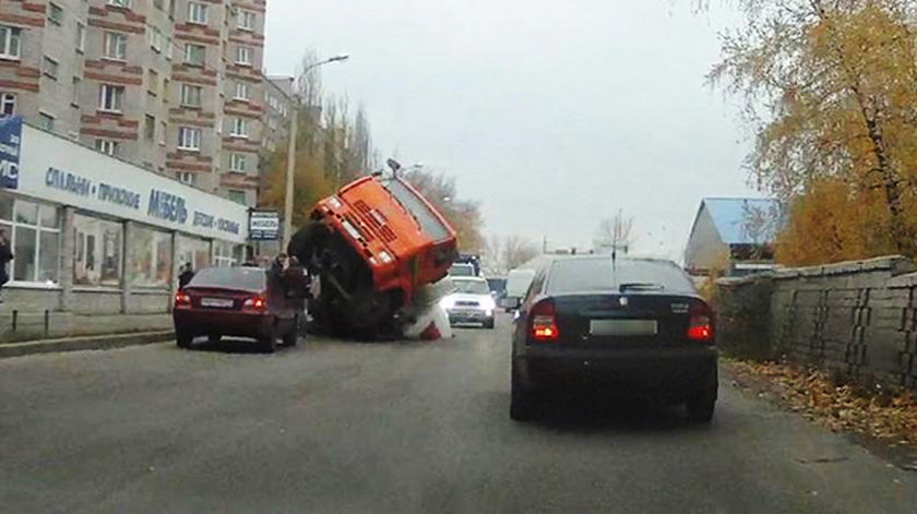 Betoniarka wpadła do dziury