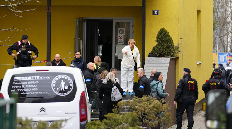 Rendőrök jönnek ki egy szakmunkásképző iskolából, ahol egy ismeretlen elkövető bozótvágó késsel megölt egy tanárt Prágában 2022. március 31-én. A gyanúsítottat a rendőrök elfogták / Fotó: MTI/AP/Petr David Josek