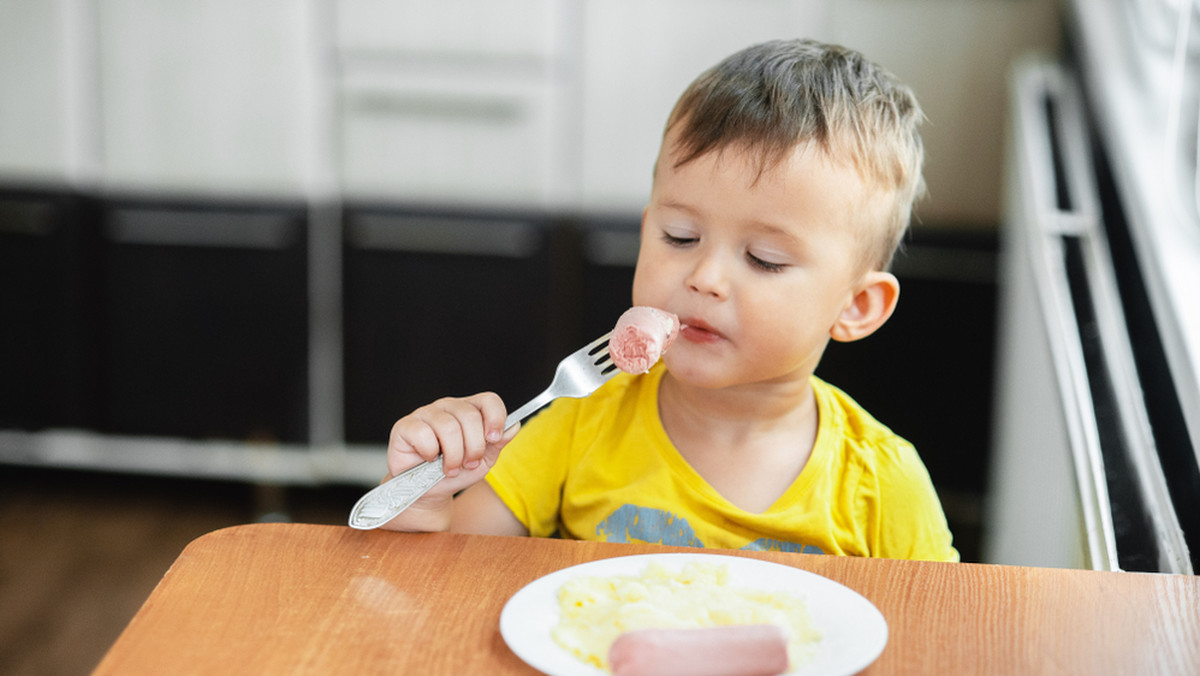 Parówki to szybki pomysł na sycące śniadanie. W dodatku nie ma chyba dziecka, które by ich nie lubiło. Większość mogłaby jeść je codziennie. Niestety badania naukowe dowodzą, że parówki mogą być bardzo szkodliwe dla zdrowia. Szczególnie podawane na ciepło.