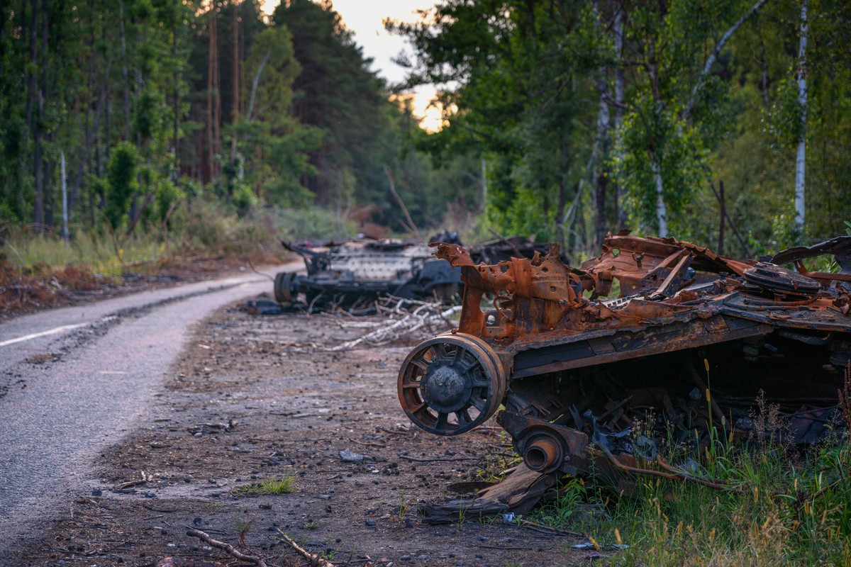 Zniszczony rosyjski czołg w pobliżu miasta Łyman