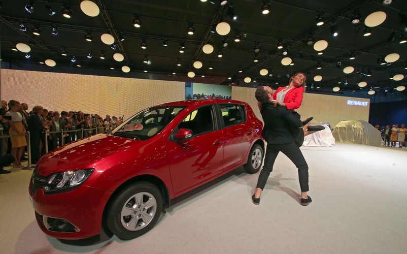 Renault sandero (w Polsce jako Dacia) - salon samochodowy w Moskwie