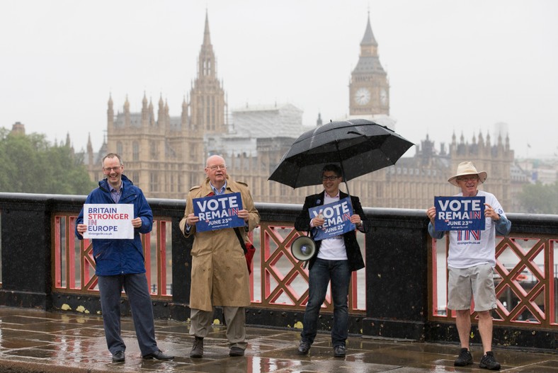 Aktywiści trzymają transparenty "Britain Stronger in Europe", oficjalnej grupy kampanijnej "Remain" starającej się uniknąć Brexitu przed referendum unijnym. Zdjęcie zrobione w Londynie 20 czerwca 2016 r.