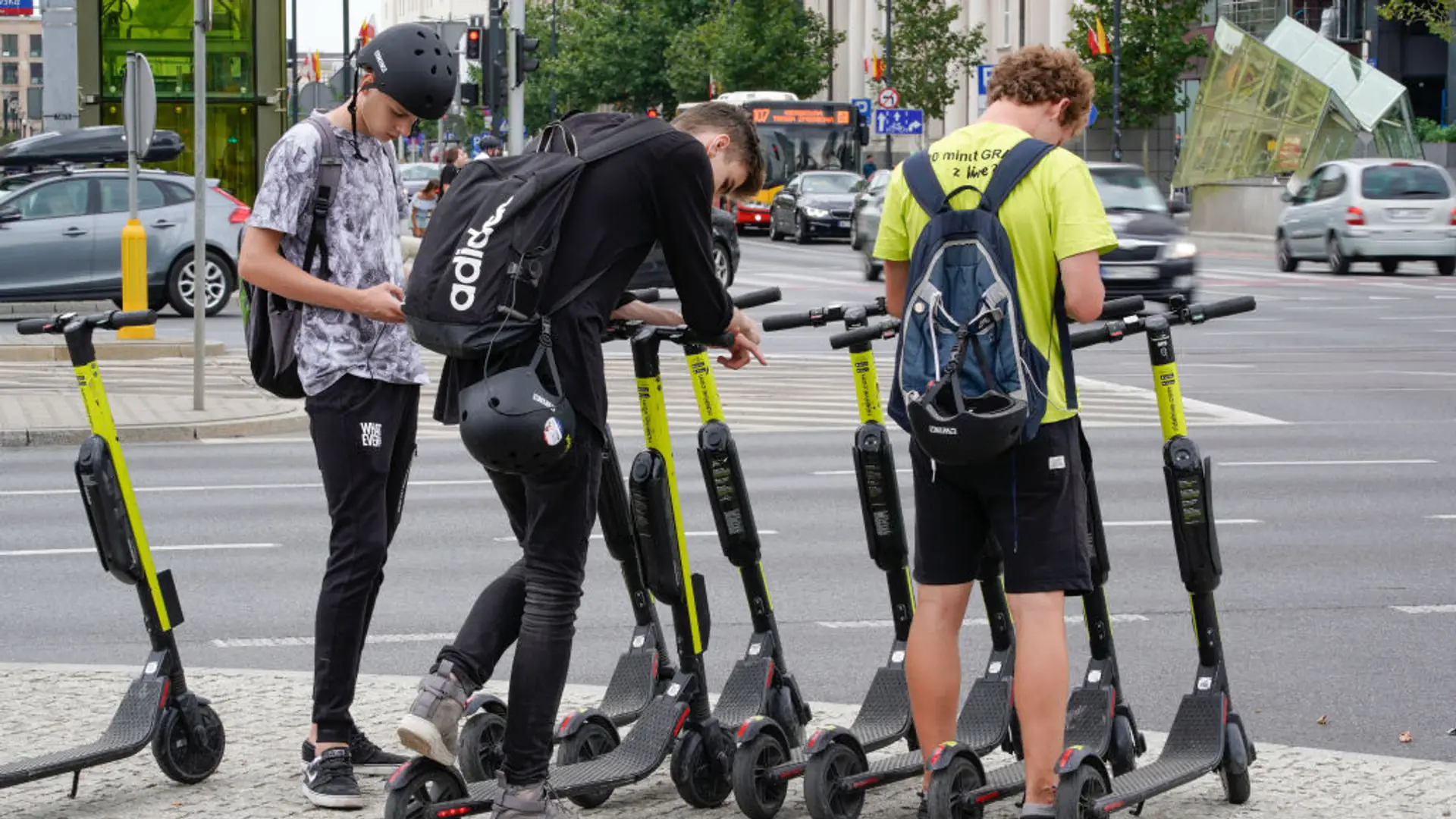 354 proc. więcej wizyt w szpitalach przez e-hulajnogi. Jeździmy bez kasków i po alkoholu