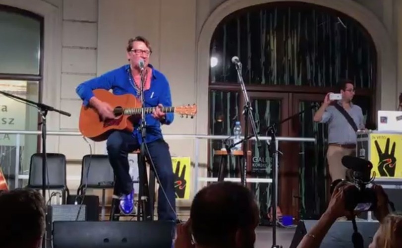 Maciej Maleńczuk śpiewa piosenkę 'Fajnie'