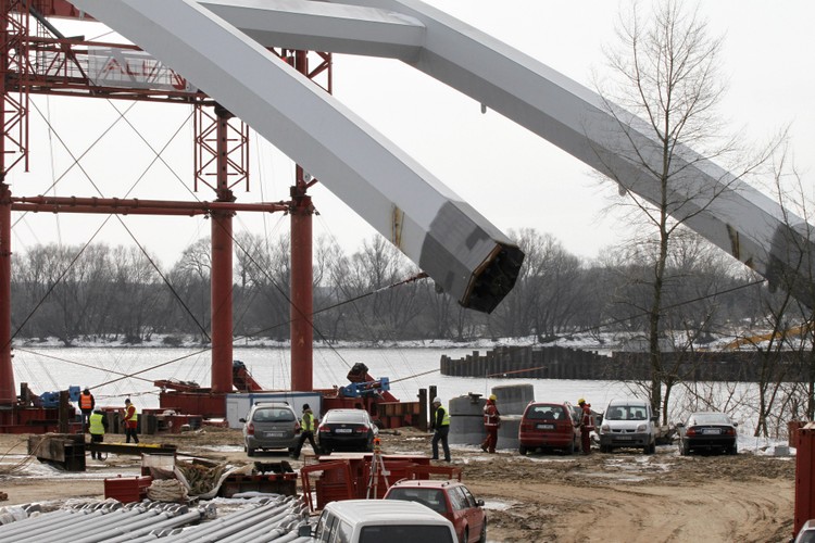 Budowa mostu drogowego w Toruniu wraz z budową dróg dojazdowych jest współfinansowana przez Unię Europejską ze środków Funduszu Spójności w ramach Programu Infrastruktura i Środowisko na lata 2007–2013. Wartość projektu wyniesie ok. 753 mln zł, z czego 327 mln zł pochodzi ze środków unijnych.