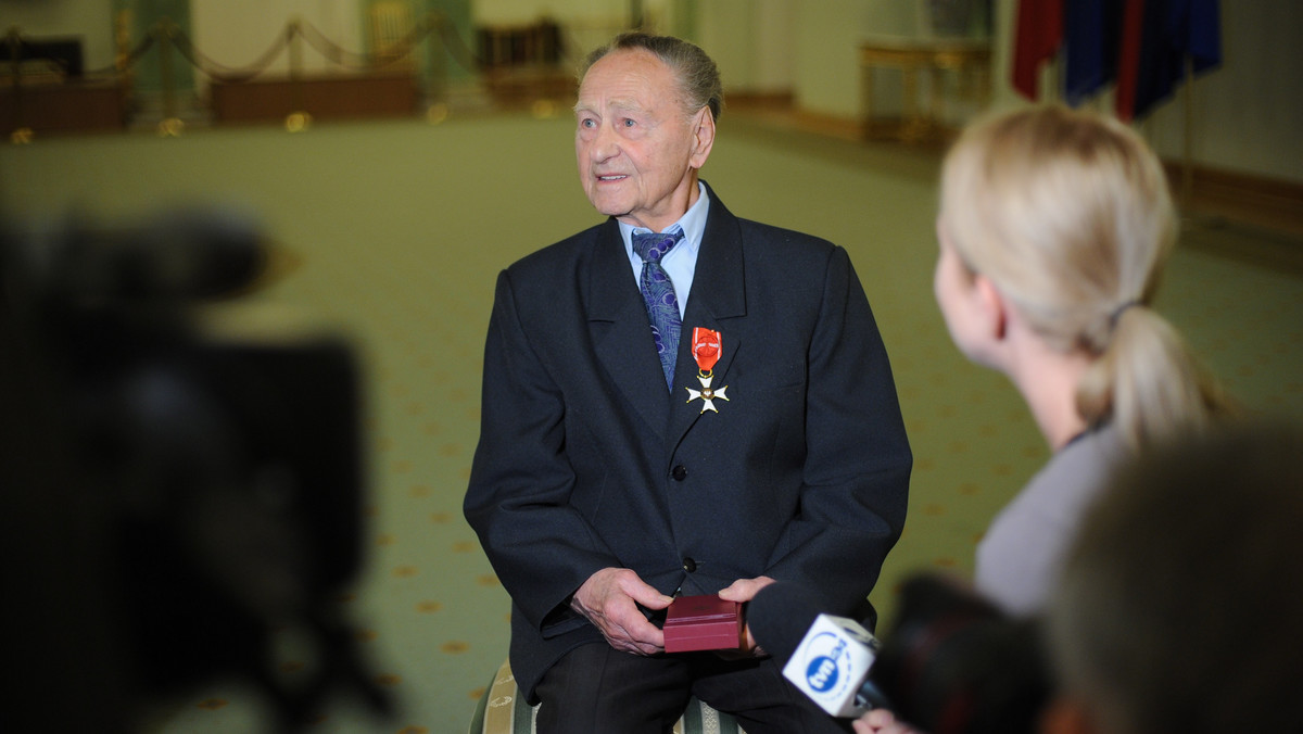 Uczestnik obrony Tobruku podczas II wojny światowej Stanisław Mroszczak został podczas uroczystości w Pałacu Prezydenckim odznaczony Krzyżem Oficerskim Orderu Odrodzenia Polski za wybitne zasługi dla niepodległości Rzeczpospolitej Polskiej.