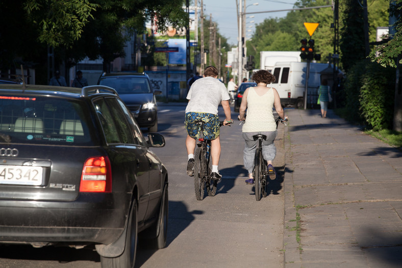 Jazda rowerzystów obok siebie, jeśli tamuje ruch, jest zakazana!