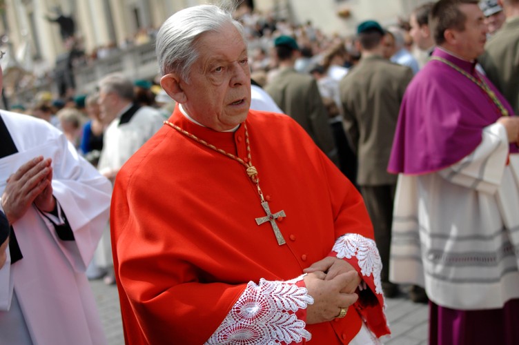 Kardynał Józef Glemp na  procesji Bożego Ciała w Warszawie