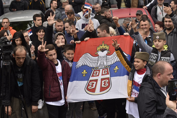 I deca na protestu pokazuju tri orsta i nose zastavu Srbije