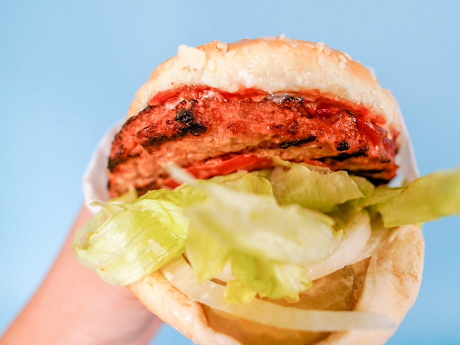 Roślinne burgery przypominają wyglądem i smakiem te prawdziwe