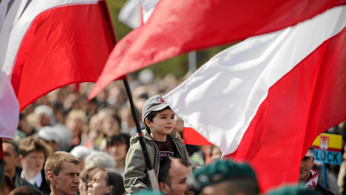 - Prognozy demograficzne dla Polski są rzeczywiście niepokojące. Demografowie przewidują nie tylko zmniejszenie się liczby ludności, ale także znaczny wzrost udziału osób starszych w ogóle społeczeństwa. Sytuację pogarsza także fakt, że wciąż za granicę wyjeżdża stosunkowo duża liczba Polaków w wieku produkcyjnym - mówią w rozmowie z Onetem Justyna Segeš Frelak i Karolina Grot, ekspertki Instytutu Spraw Publicznych.