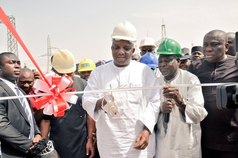 Minister of Power, Engr. Sale Mamman commissions a project [Twitter/@EngrSMamman]