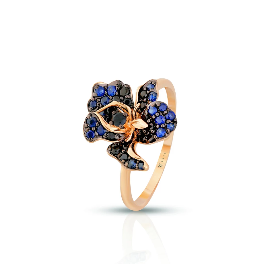 Pierścionek Kwiat Nocy—żółte złoto, czarne i niebieskie szafiry, cena: 2 990 zł.
