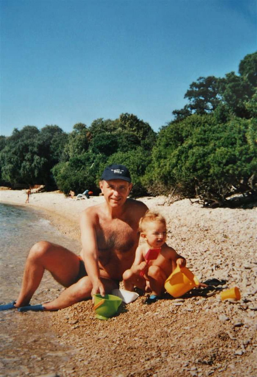 Minister obrony okopuje się na plaży