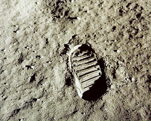 Neil Armstrong jego ślad na księżycu lądowanie na księżycu